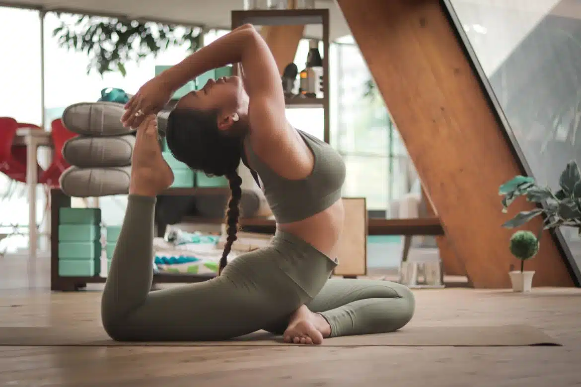 un femme faisant du yoga