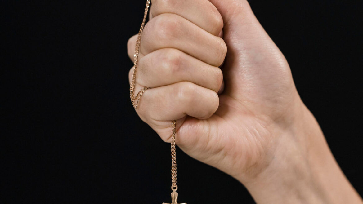 Tout savoir sur les croix en or : occasions et destinataires